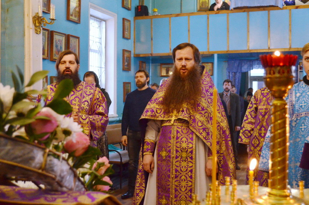 Молящиеся в Казанском храме совершили поклонение Честному и Животворящему Кресту Господню 