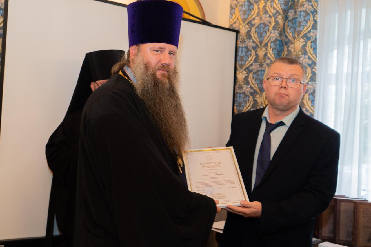 Глава города наградил настоятеля Казанского храма